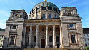 Ein Chor aus den Niederlanden wird jüngst des Domes von St. Blasien verwiesen, weil die Mitglieder dort singen.