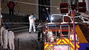 Mitglieder der Kriminalpolizei arbeiten an der Stelle, an der eine Standseilbahn entgleist ist. Der Unfall des auch bei Touristen ...