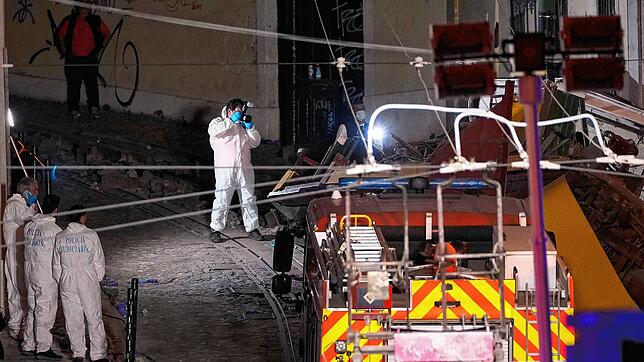 Mitglieder der Kriminalpolizei arbeiten an der Stelle, an der eine Standseilbahn entgleist ist. Der Unfall des auch bei Touristen ...