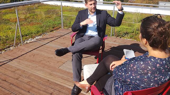 Freier Blick, freies Denken: Auf der Dachterrasse des See-Campus der Zeppelin-Uni unterhalten sich Sascha Schmidt, Sprecher des ...