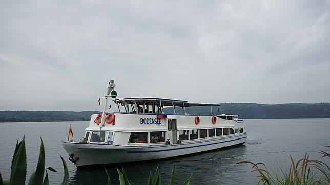 Das Passagierschiff &bdquo;Bodensee&ldquo; kurz vorm Anlegen am Überlinger Landungsplatz. 230 Fahrgäste kann es befördern, bei Regen ...