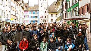 Am Nachmittag des ersten Reisetags auf der Kaiserstraße in Waldshut: die Schülergruppe aus Blois mit den drei Französisch-Lehrkräften ...