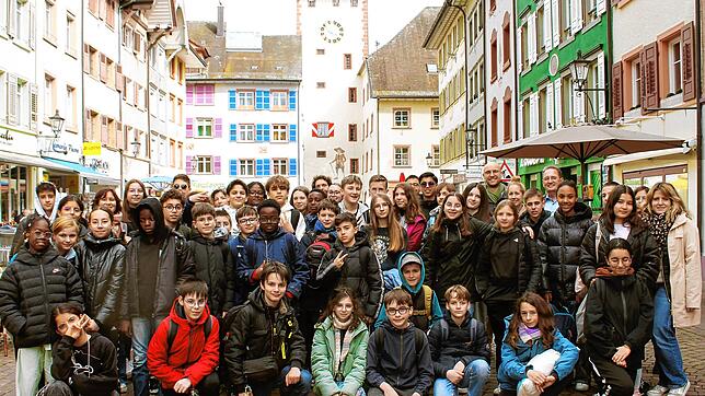 Am Nachmittag des ersten Reisetags auf der Kaiserstraße in Waldshut: die Schülergruppe aus Blois mit den drei Französisch-Lehrkräften ...
