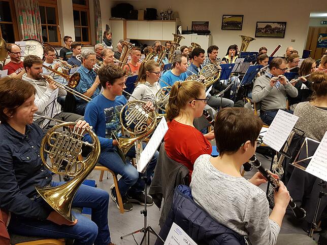Die Musikkapelle Fürstenberg probt für das Frühjahrskonzert am 27. April im alten Probelokal. Zum 100. Geburtstag zieht der Verein aber ...
