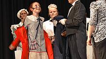 Des Lebens höchstes Glück: ein neuer Mantel. Szene aus dem Musical &bdquo;Annie&ldquo;, das die Musikschule aufgeführt hat.
