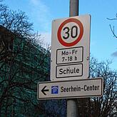 Vor den Schulen am Zähringerplatz wird der Verkehr ausgebremst. Hier gilt zeitweise Tempo 30.