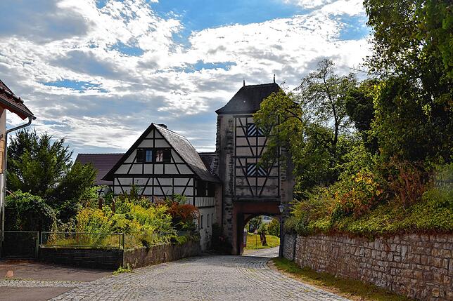 Durch das untere Tor verlässt man die Altstadt wieder. Es wurde 1525 aufständischen Bauern freiwillig geöffnet. Mauer, Tor, Zwinger und ...