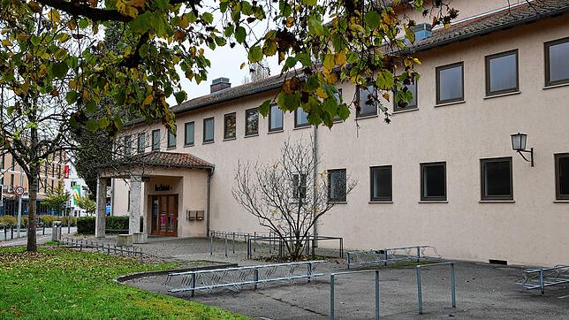 (Archivbild) Im Hallenbad am Seerhein ereignete sich im Schwimmunterricht ein tragisches Unglück.