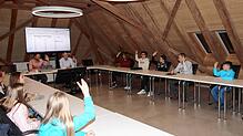 Auf Initiative von Simon Kasper (rechts) trägt das Gremmium seine Anliegen zur Sanierung der Schule an Bürgermeister Rudolf Fluck heran. ...