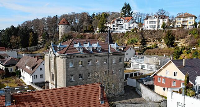 Ein Blick vom Turm der Auferstehungskirche offenbart die gemischte Bebauung rund um das monumentale ehemalige Gefängnis. Bild: Hanspeter ...