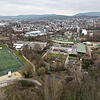 Der neue Kunstrasenplatz (links der vorhandene auf der Mettnau), der auf dem Gelände der ehemaligen Stadtgärtnerei (Bildmitte) seinen ...