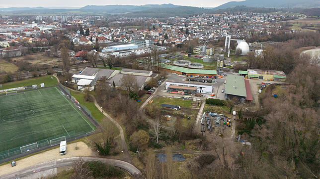 Der neue Kunstrasenplatz (links der vorhandene auf der Mettnau), der auf dem Gelände der ehemaligen Stadtgärtnerei (Bildmitte) seinen ...