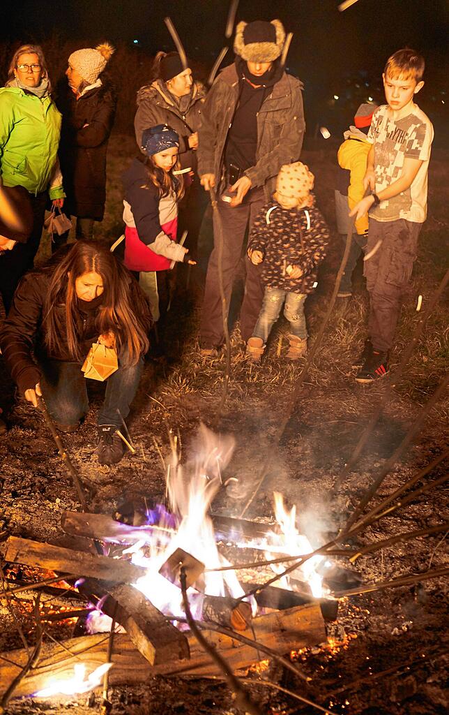 Vorglühen: Die kleinen Holzscheiben werden an kleineren Feuern zum Glühe gebracht.