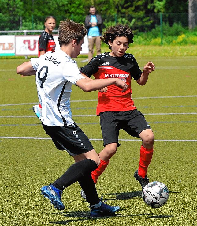Das aggressive Pressing des SSC Donaueschingen (rechts in rot gekleidet) setzte den Gegner in Hälfte zwei unter Druck.