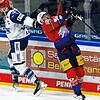 Schwenningens Thomas Larkin (links) hatte mit seiner Mannschaft die Eisbären Berlin in der Anfangsphase im Griff, danach wurde es ...