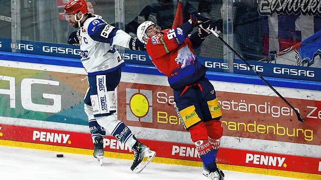 Schwenningens Thomas Larkin (links) hatte mit seiner Mannschaft die Eisbären Berlin in der Anfangsphase im Griff, danach wurde es ...