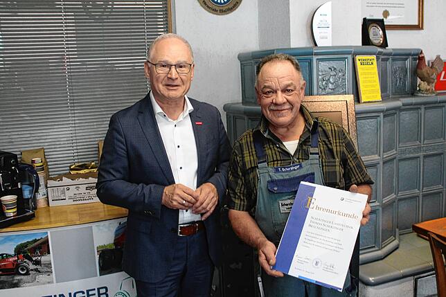 Präsident Werner Rottler überreicht Firmeninhaber Thomas Scherzinger die Ehrenurkunde der Handwerkskammer Konstanz zum 90-jährigen ...