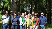 Vertreter der Gemeinde und der Touristinformation Todtmoos, des Forstes und zwei Naturführerinnen eröffneten gemeinsam den ersten ...