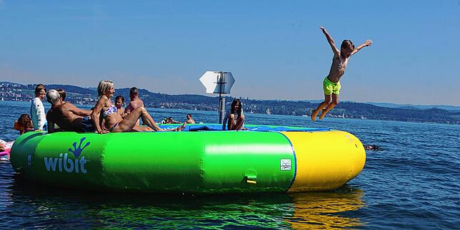 Der Bouncer XXL ist Ruheinsel, Trampolin und Sprungbrett zugleich. Das neue Spielgerät ist ein Geschenk zum 60-jährigen Bestehen des ...