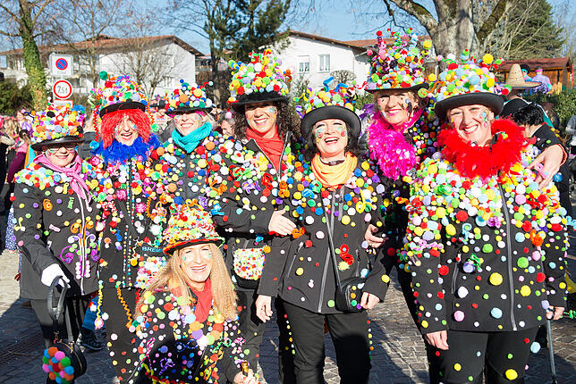Die Gruppe "Ratschkacheln" zeigt jedes Jahr viel Fantasie bei ihren Kostümen. Dieses Jahr zündeten sie ein Konfetti-Feuerwerk.