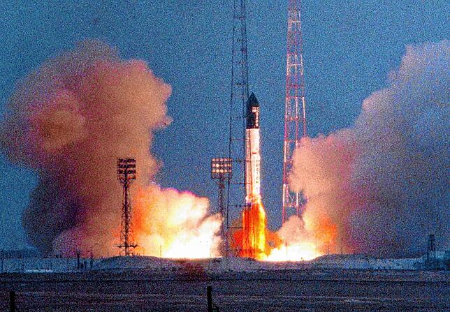 ISS - Start 1. Modul für die Raumstation ARCHIV - 20.11.1998, Kasachstan, Baikonur: Das erste Bauteil für die damals neue Internationale Raumstation ISS startet vom ...