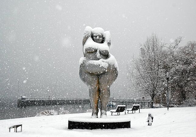 Yolanda bekommt ein Kleid aus Schnee.