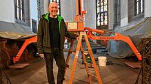 Pfarrer Heinz Vogel in der Baustelle Münster in Radolfzell: Das Kirche wird gerade komplett saniert, die Strukturen der alten ...