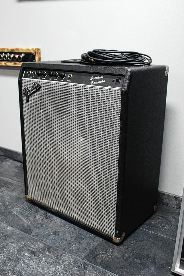 Instrumente und Verstärker im Studio sollen eine Geschichte erzählen: Diesen Bass-Verstärker hat Robin Below von einem Donaueschinger ...