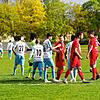 Vorzeitiger Feierabend: Die Spieler des FC Anadolu und des 1. FC Rielasingen-Arlen II verlassen nach dem Abbruch das Spielfeld.