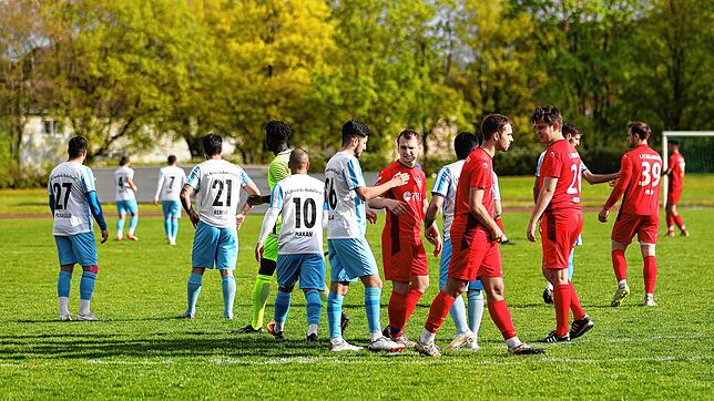 Vorzeitiger Feierabend: Die Spieler des FC Anadolu und des 1. FC Rielasingen-Arlen II verlassen nach dem Abbruch das Spielfeld.