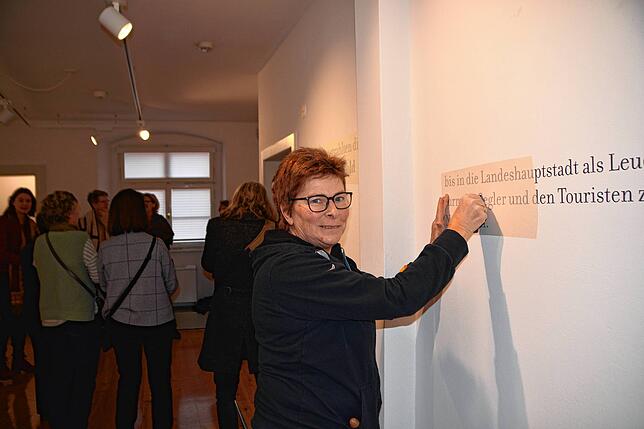Werbetechnikermeisterin Claudia Waibel bringt die Märchentexte mittels Klebefolie an die Wand.