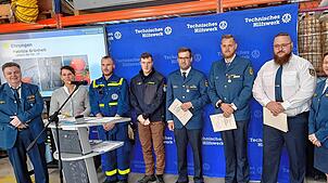 Einsatz für das Technische Hilfswerk (von links): Ortsbeauftragter Tobias Roming und Staatssekretärin Rita Schwarzelühr-Sutter, Tim ...
