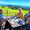 Genießen den Sonnenschein und die phantastische Aussicht von der Terrasse des Berggasthofs Höchsten: Christiane Pfundt mit Schwester ...