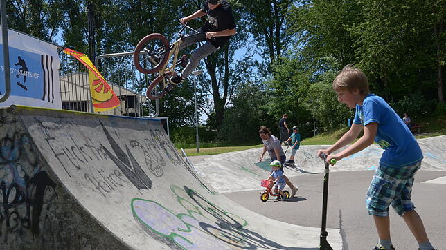 Kinder, Jugendliche und Erwachsene sollen im neu gestalteten Umfeld rund um die Skateanlage eine höhere Aufenthaltsqualität erhalten.