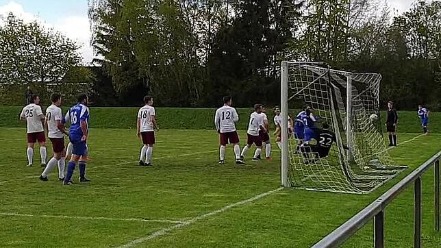 Dieser Eckball für Tennenbronn bringt nichts ein. Bild: Maurice Sauter