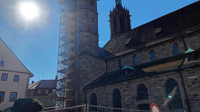 Der Münsterplatz wurde am Dienstag kurzfristig zum Teil abgesperrt. Der Grund: Am Nordturm wurden Fangnetze angebracht. Sie sollen die ...