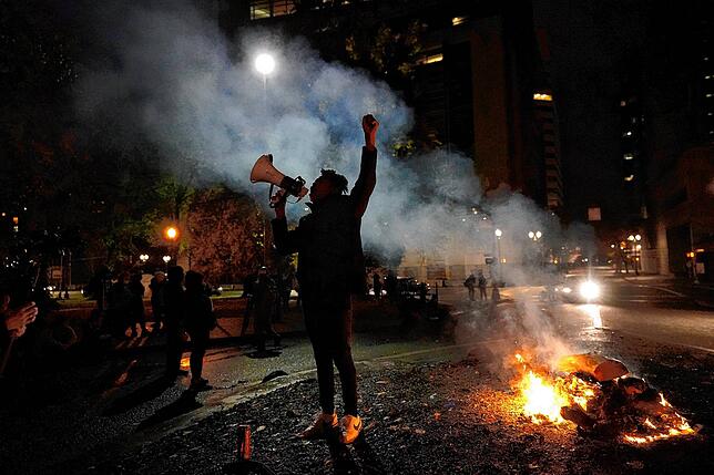 Nach einem Protestmarsch in der Wahlnacht brennen US-Flaggen vor dem Mark O. Hatfield United States Courthouse in Portland.