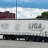 Das Schweizer Bundesamt für Zoll und Grenzsicherheit (BAZG) zieht am Autobahngrenzübergang Basel/St. Louis einen Sattelzug mit ...