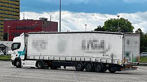 Das Schweizer Bundesamt für Zoll und Grenzsicherheit (BAZG) zieht am Autobahngrenzübergang Basel/St. Louis einen Sattelzug mit ...