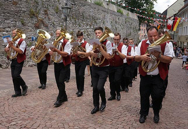 Schön mit Musik: Beim Schwyzertagumzug dürfen Blasorchester &ndash; hier der Musikverein Aichen &ndash; nicht fehlen.