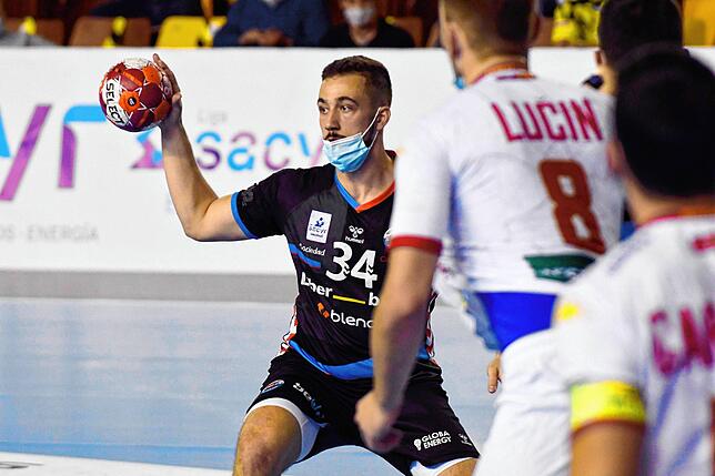 Maskenpflicht herrschte beim Spiel der spanischen Erstligisten CB Ademar Leon und Balonmano Sinfin, auch wenn diese offensichtlich nicht ...