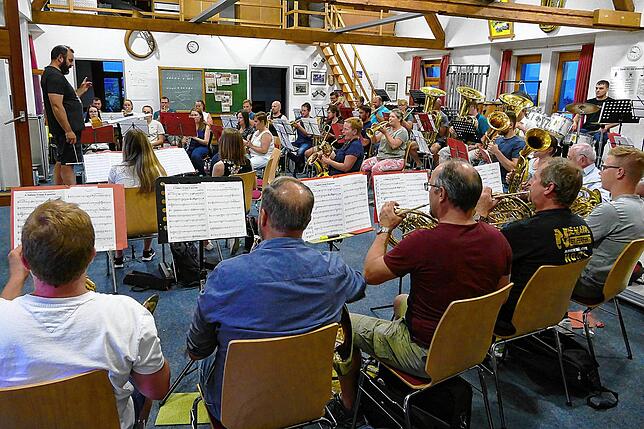Der Verdienst von Dirigent Gerhard Braun: das Orchester umfasst heute etwa 60 Musikerinnen und Musiker.