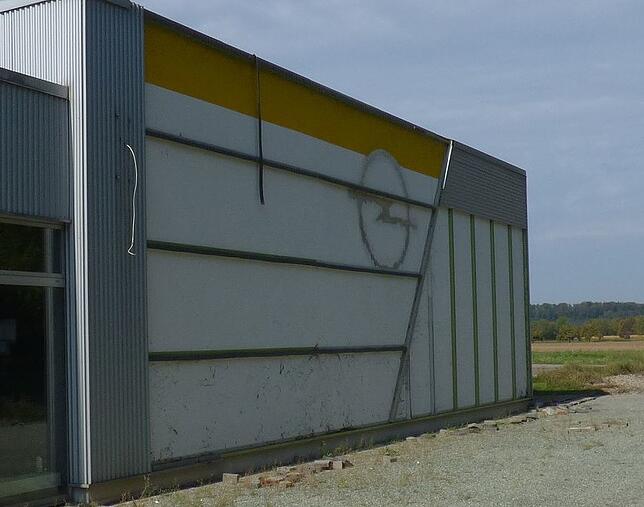 Vor VW-ASAG war in dem Autohaus im Buchrain am westlichen Ortseingang Bad Säckingens ein Opel-Händler ansässig. Das Firmenzeichen sieht ...