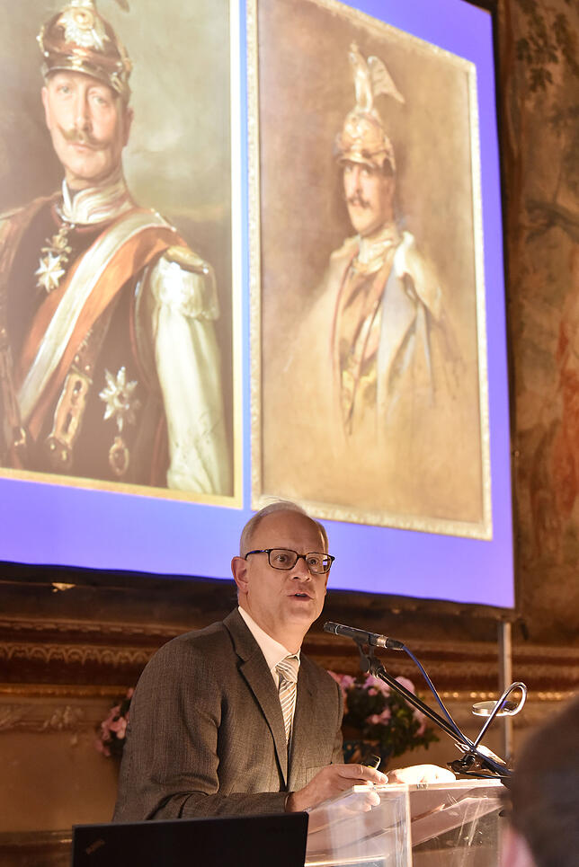 Bild 14: Buchvorstellung im Schloss: Heinrich Fürst zu Fürstenberg präsentiert das Werk über seinen Urgroßvater Max Egon II