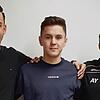 FC 08-Sportdirektor Marcel Yahyaijan (links) und Sportvorstand Arash Yahyaijan (rechts) freuen sich, dass mit Lars Czerwonka ein ...