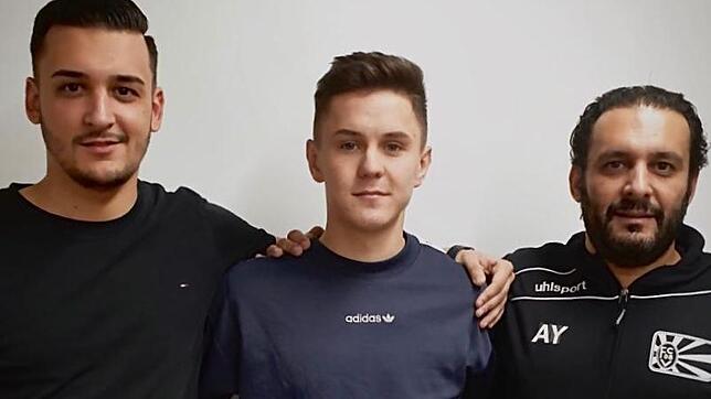 FC 08-Sportdirektor Marcel Yahyaijan (links) und Sportvorstand Arash Yahyaijan (rechts) freuen sich, dass mit Lars Czerwonka ein ...