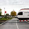 Schranke runter und schon fährt der Seehas, hier in Markelfingen, ein: Zwischen Radolfzell und Allensbach funktionierte das nicht immer. ...