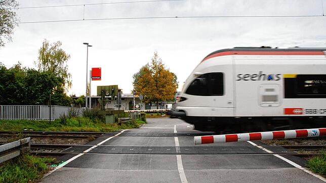 Schranke runter und schon fährt der Seehas, hier in Markelfingen, ein: Zwischen Radolfzell und Allensbach funktionierte das nicht immer. ...