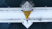Mitglieder des Tambourencorps setzen auf der verschneiten Laufenbrücke ein Zeichen für die gemeinsame Fasnachtskultur Laufenburgs.