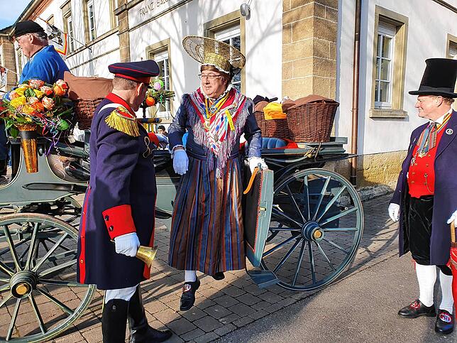 Elegant steigt die Narrenmutter aus der Kutsche an der Franz-Sales-Wocheler-Schule.